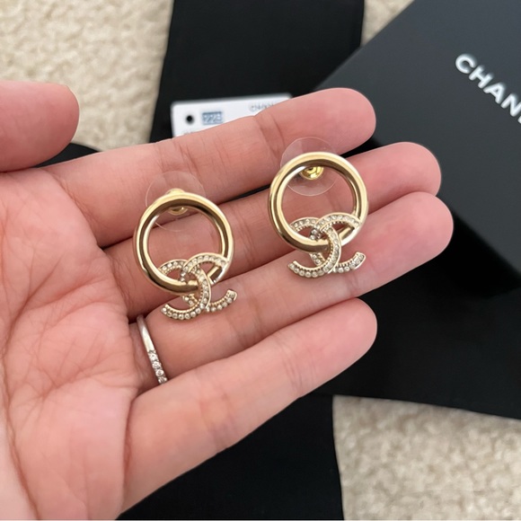 New Chanel CC Logo Drop Earrings 2022 - Picture 4 of 9